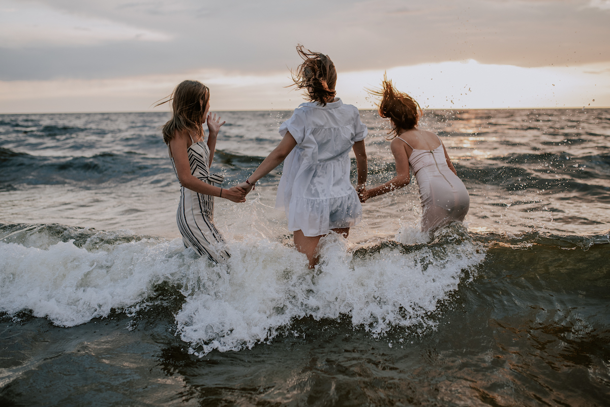 Pludmales sieviešu dzimšanas dienas fotosesijas