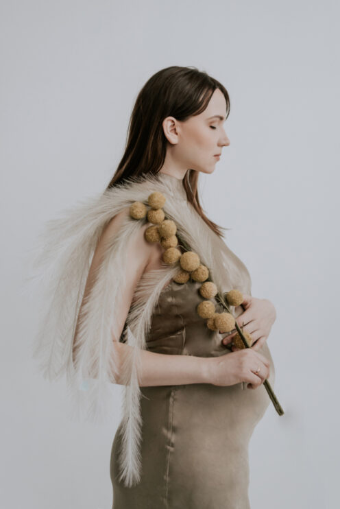 gaidību fotosesija ģimenei fotostudijā sajūtas